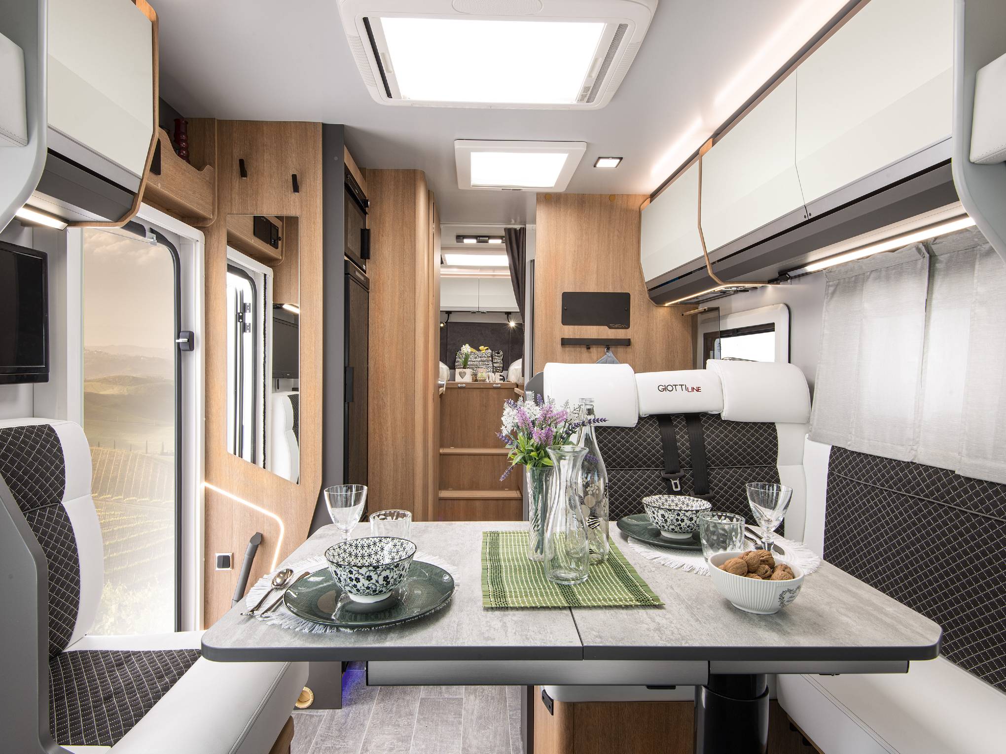 Dinette van de Giottiline 69GC met gestoffeerde zitbanken en uitschuifbare tafel
