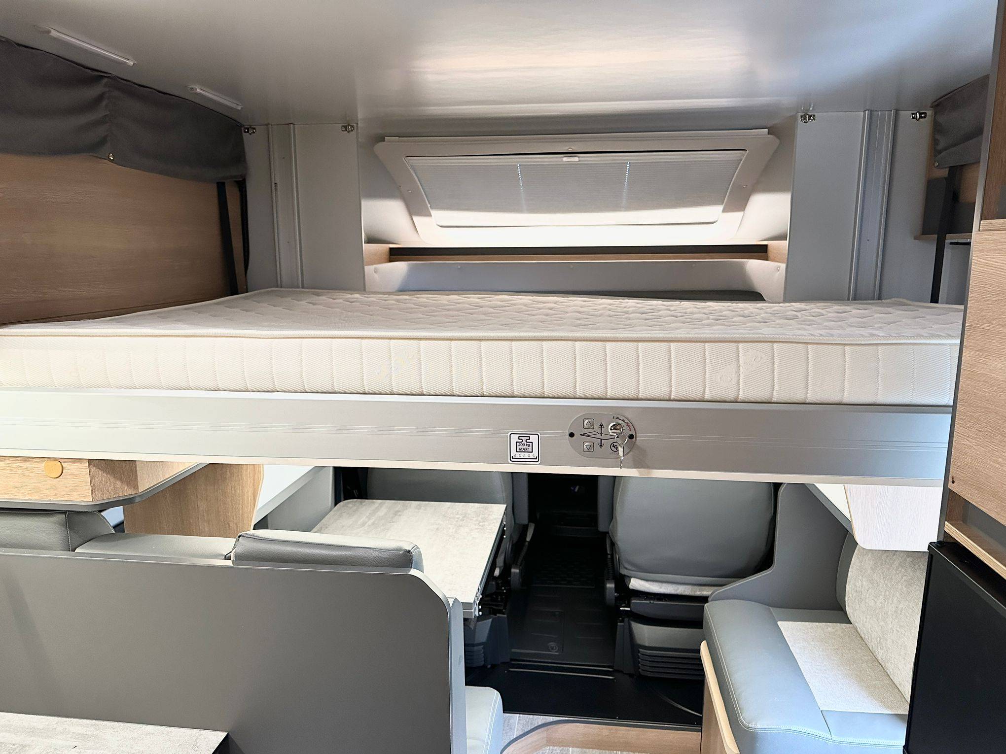 Hefbed boven de cabine van de Giottiline 69GC met leeslampjes