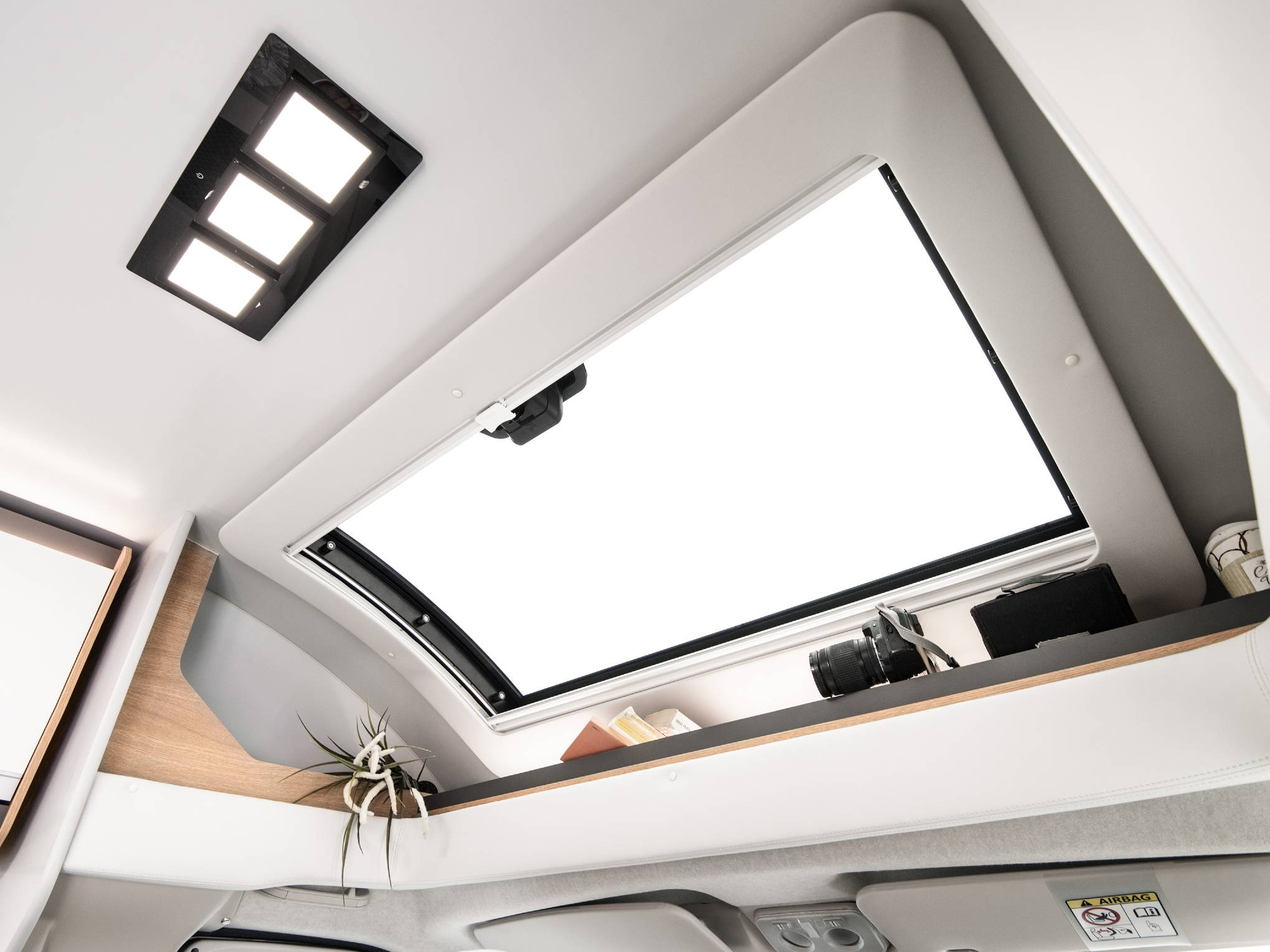 Panoramaraam in de Giottiline 69GC camper met uitzicht naar buiten