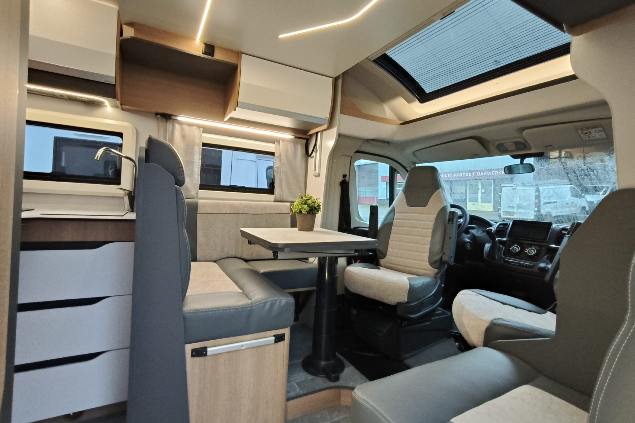 Ruime dinette van de Giottiline 69GC met L-vormige zithoek en moderne afwerking