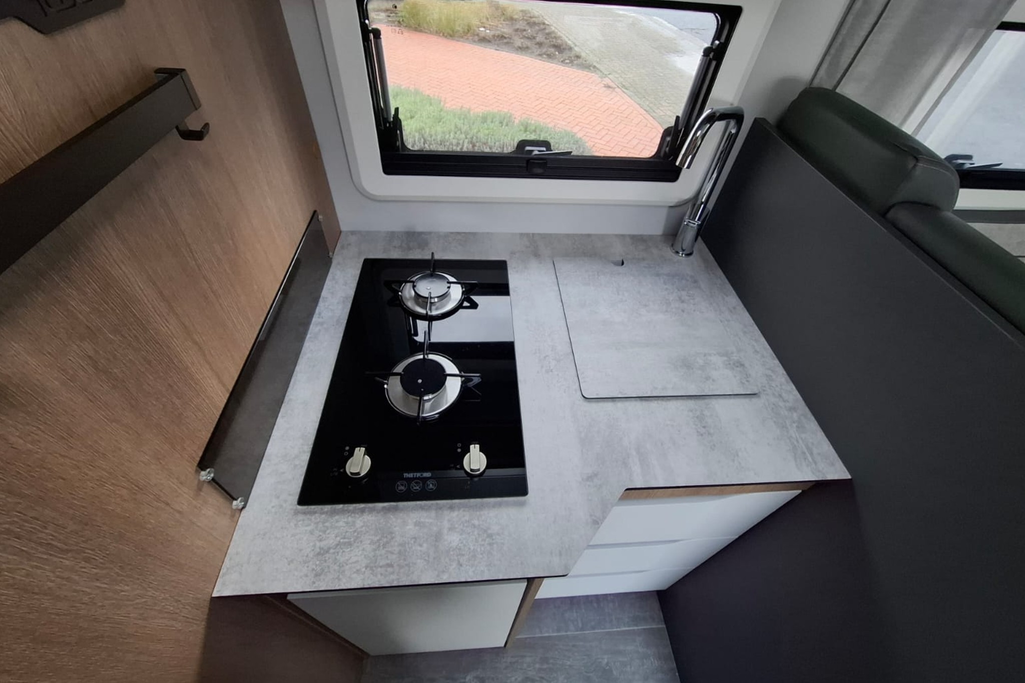 Zicht op dinette en keuken van de Giottiline 69GC met moderne inrichting en veel opbergruimte