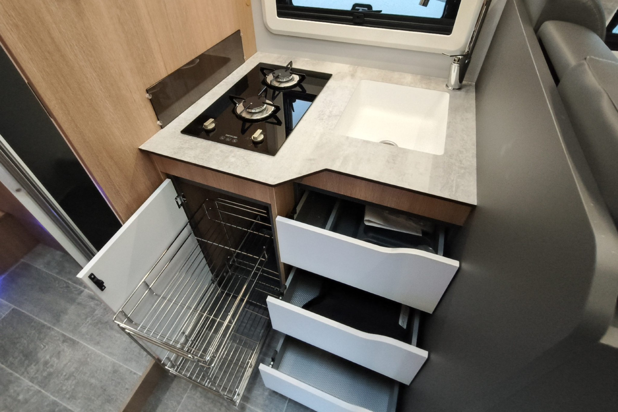 Compacte keuken van de Giottiline 69GC met gasfornuis, spoelbak en opberglades