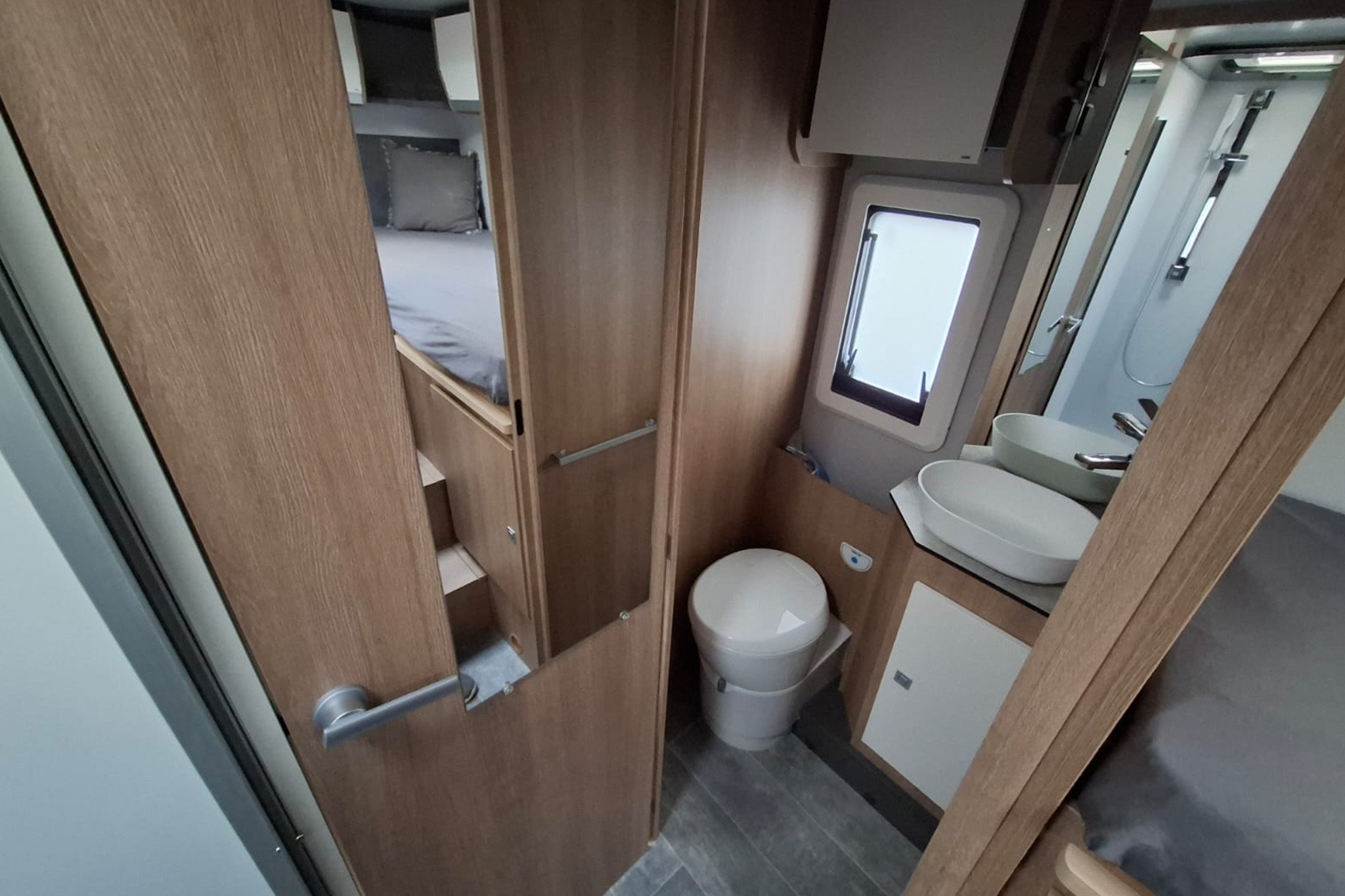 Toiletruimte van de Giottiline 69GC met wastafel, spiegel en opbergkastje