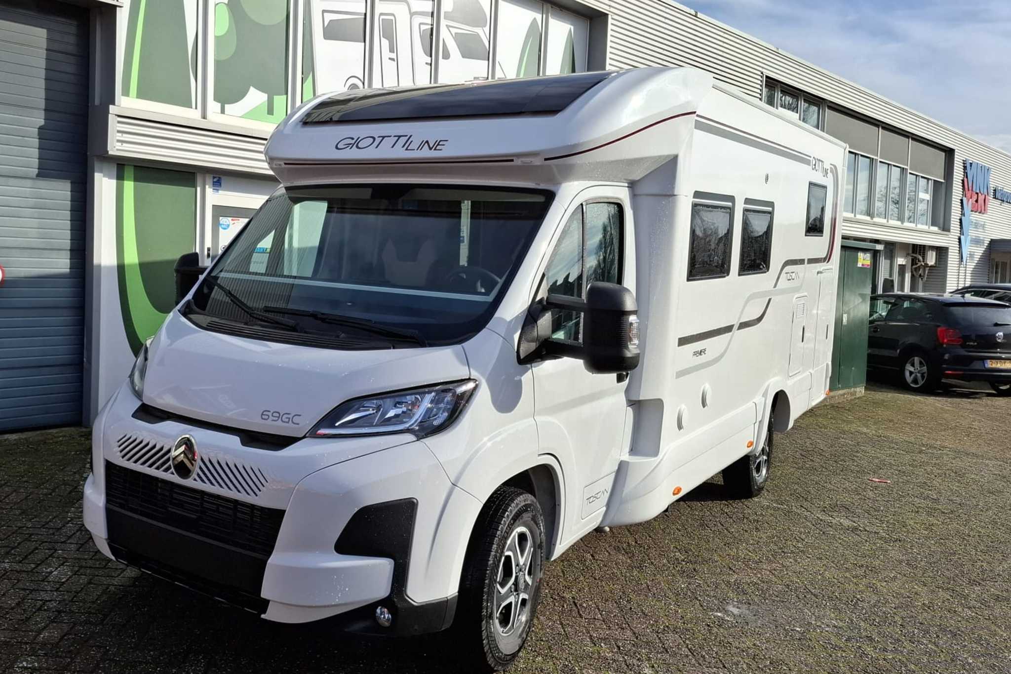 Exterieurvoorzijde van de witte Giottiline 69GC 2025 camper geparkeerd
