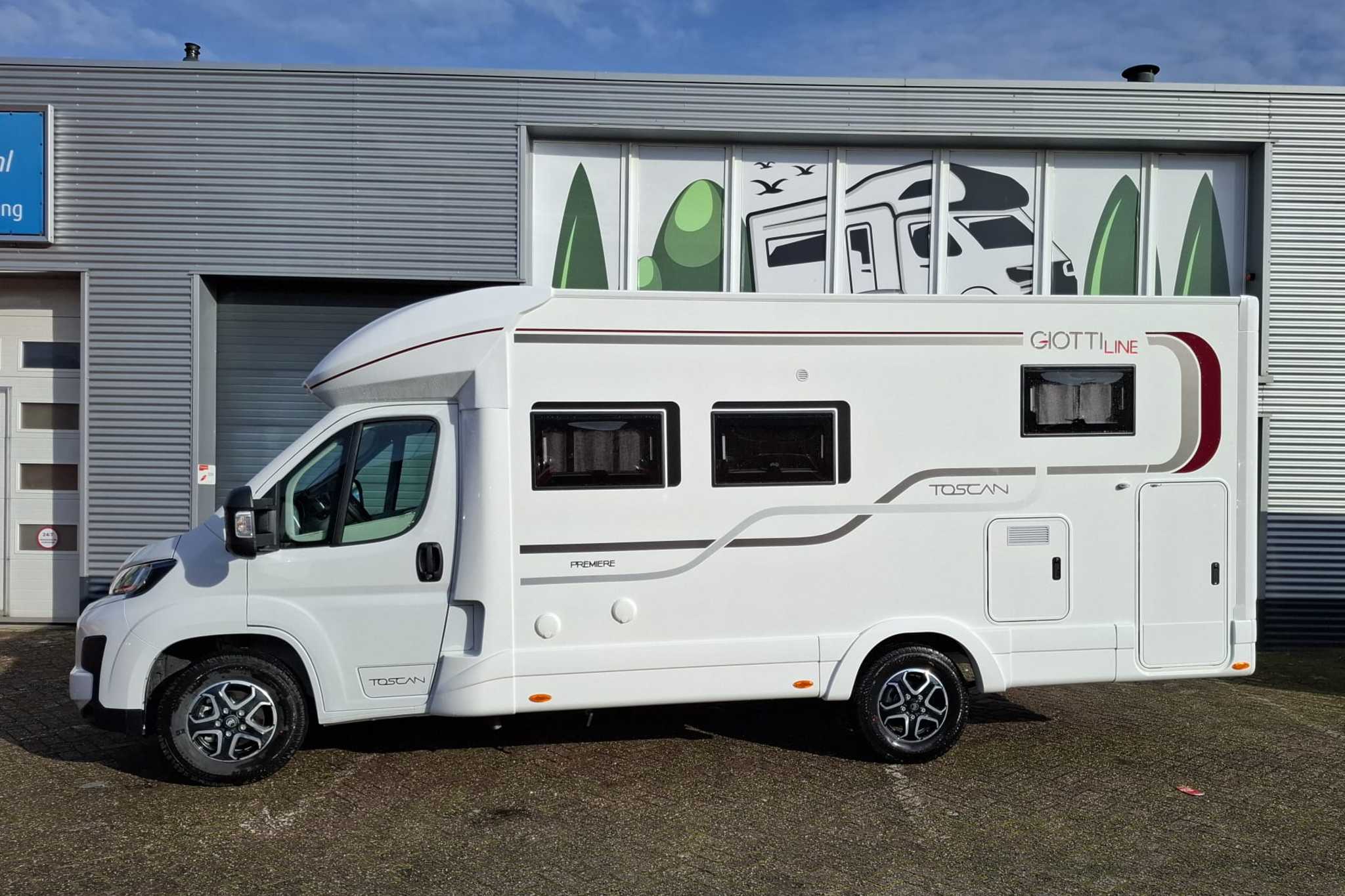 Zijaanzicht van de Giottiline 69GC met garage‑deur gesloten