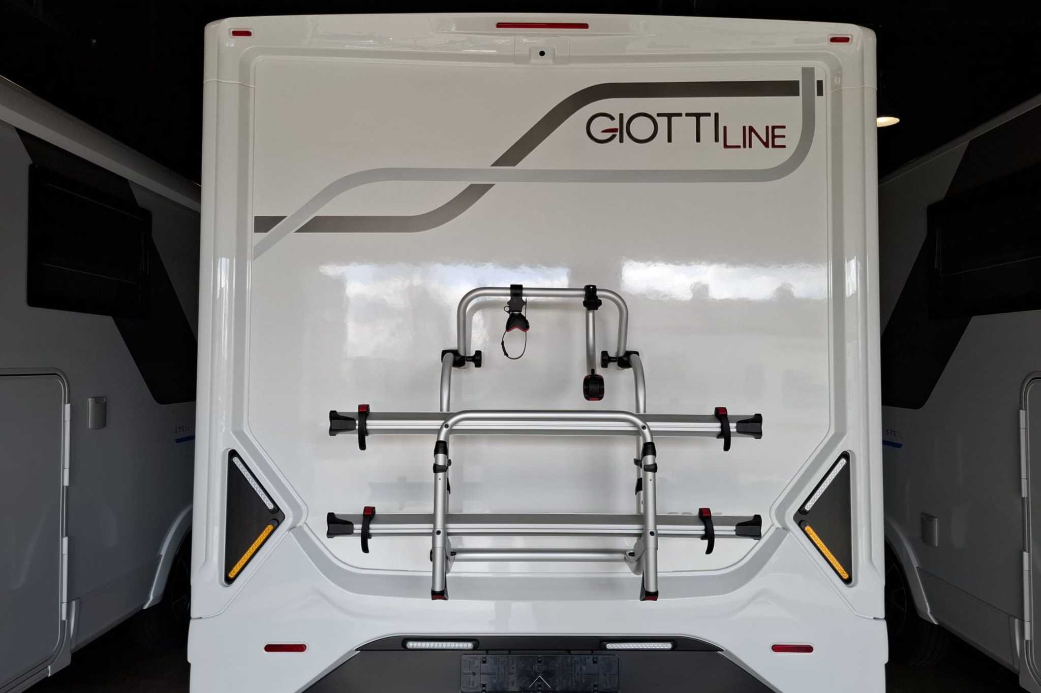 Achterkant van de witte Giottiline 69GC camper met achterlichten en achterdeur
