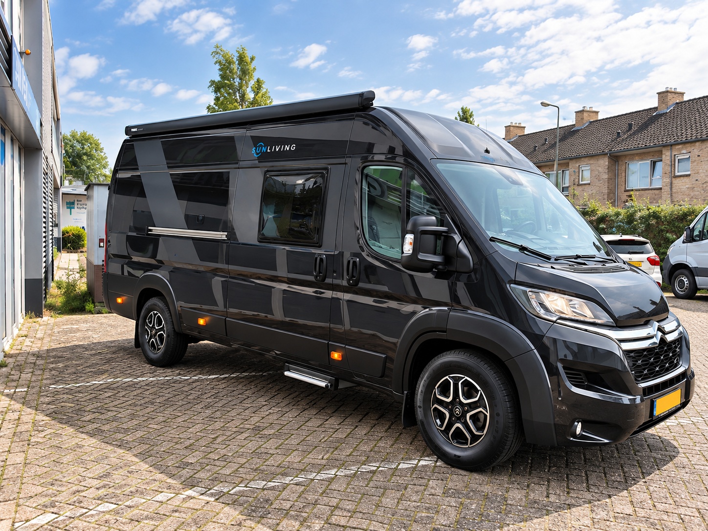 Sun Living V65 SL buscamper uit 2024 in zwart, gefotografeerd aan de voorzijde