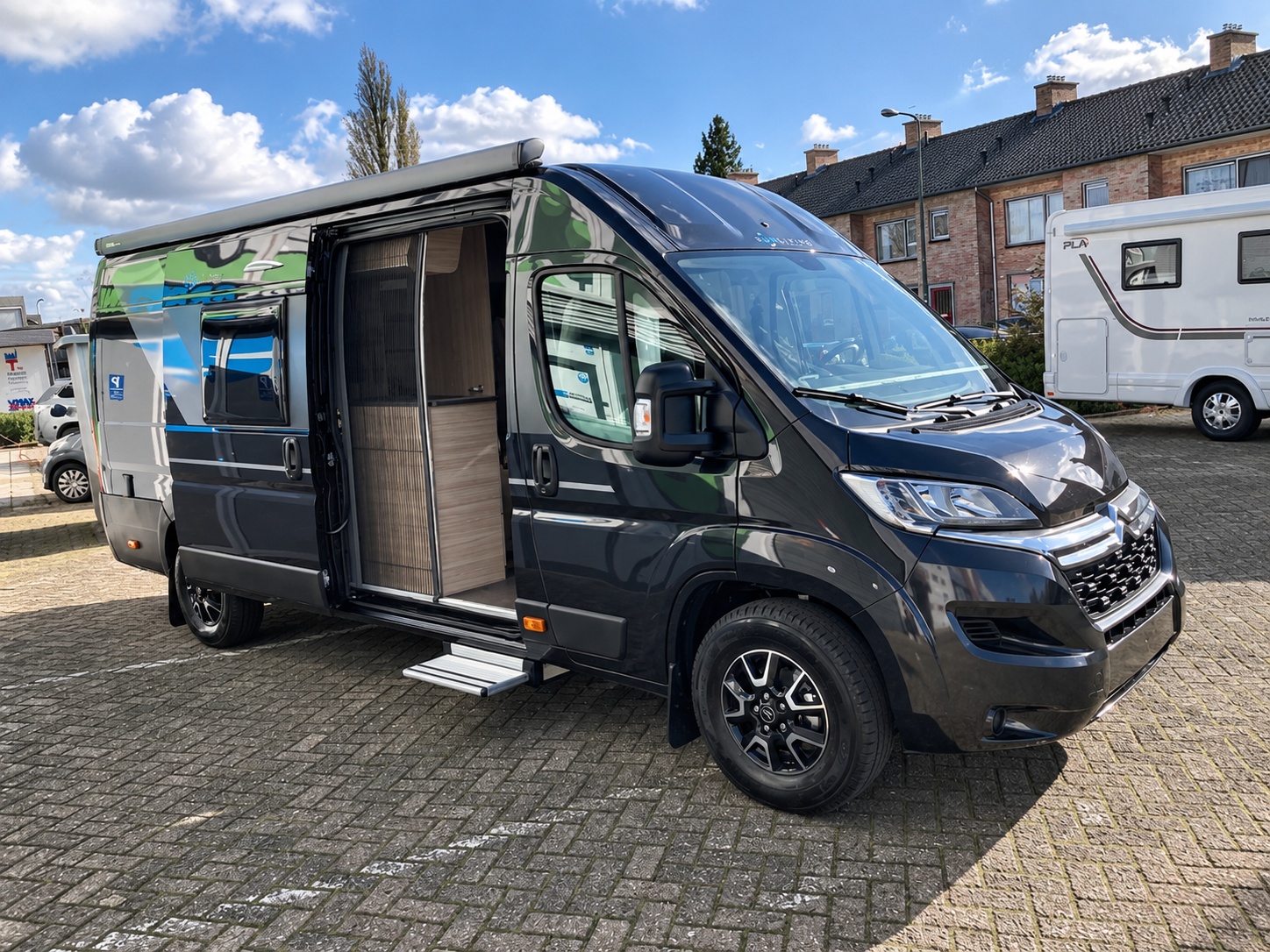 Zwarte Sun Living V65 SL buscamper uit 2024, zijaanzicht met schuifdeur