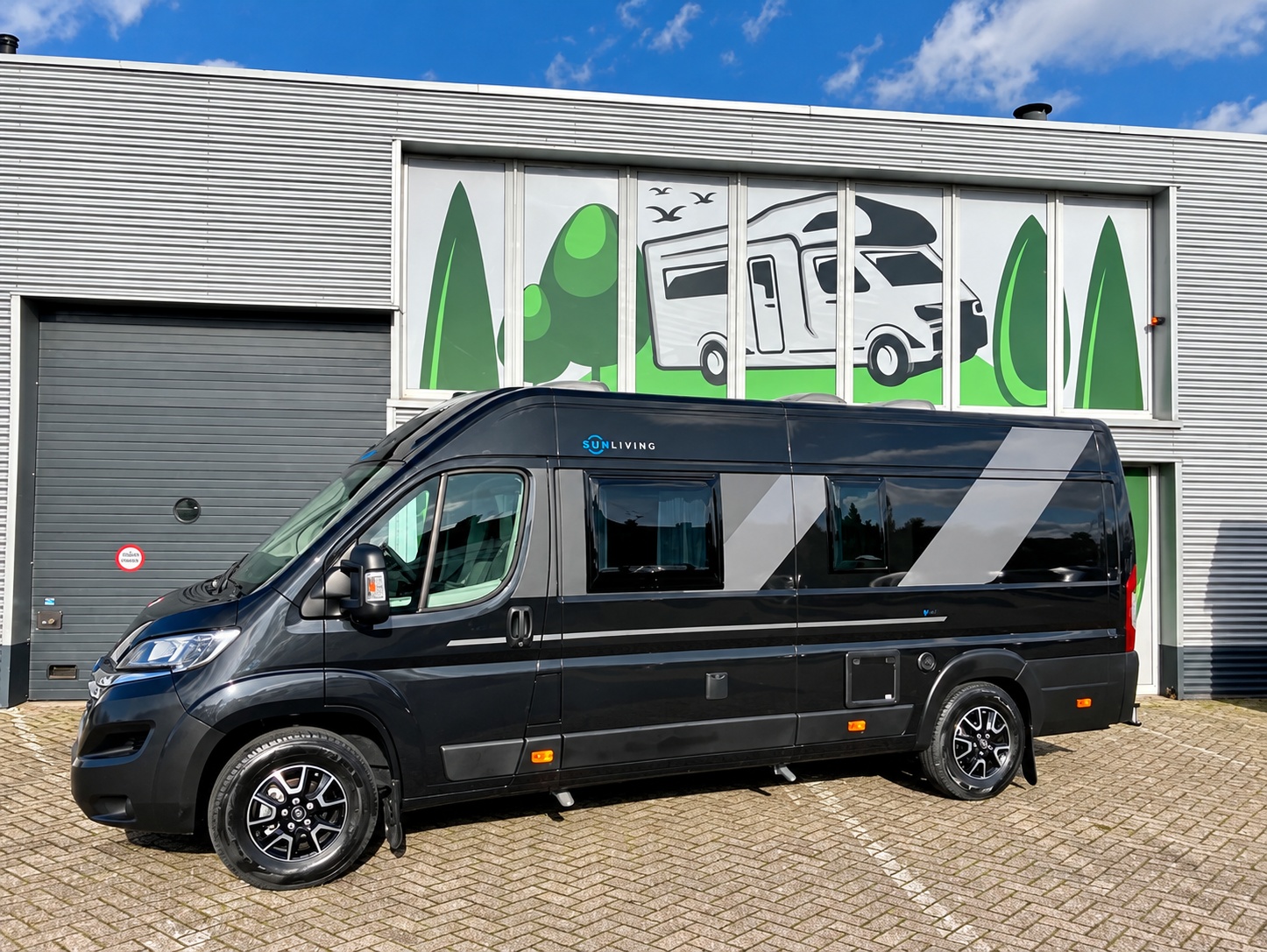 Sun Living V65 SL buscamper uit 2024 in zwart, compleet exterieur zijaanzicht