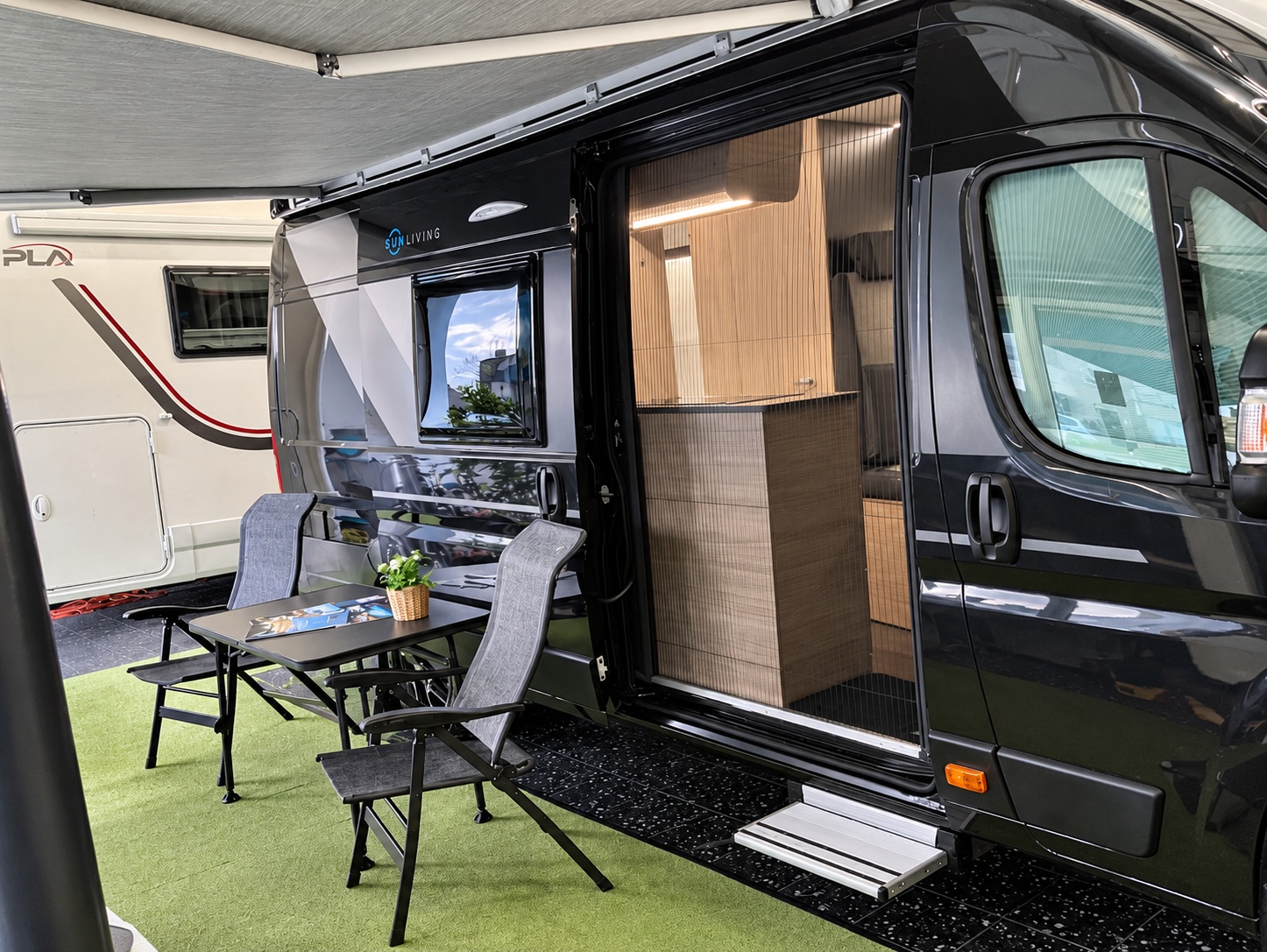Sun Living V65 SL 2024 buscamper, interieur met zit- en slaapgedeelte