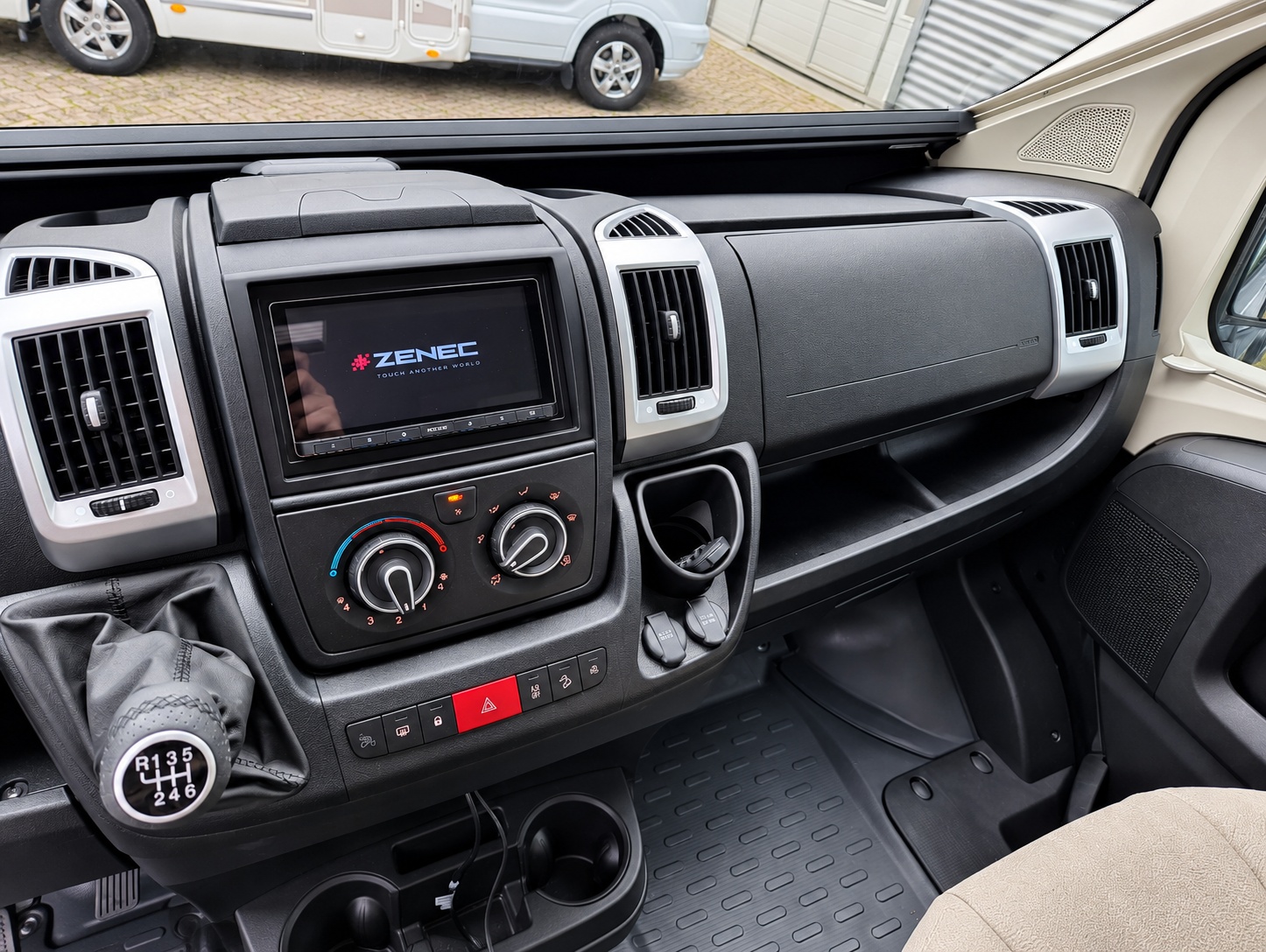 Sun Living V65 SL 2024 buscamper, dashboard met CarPlay en entertainment