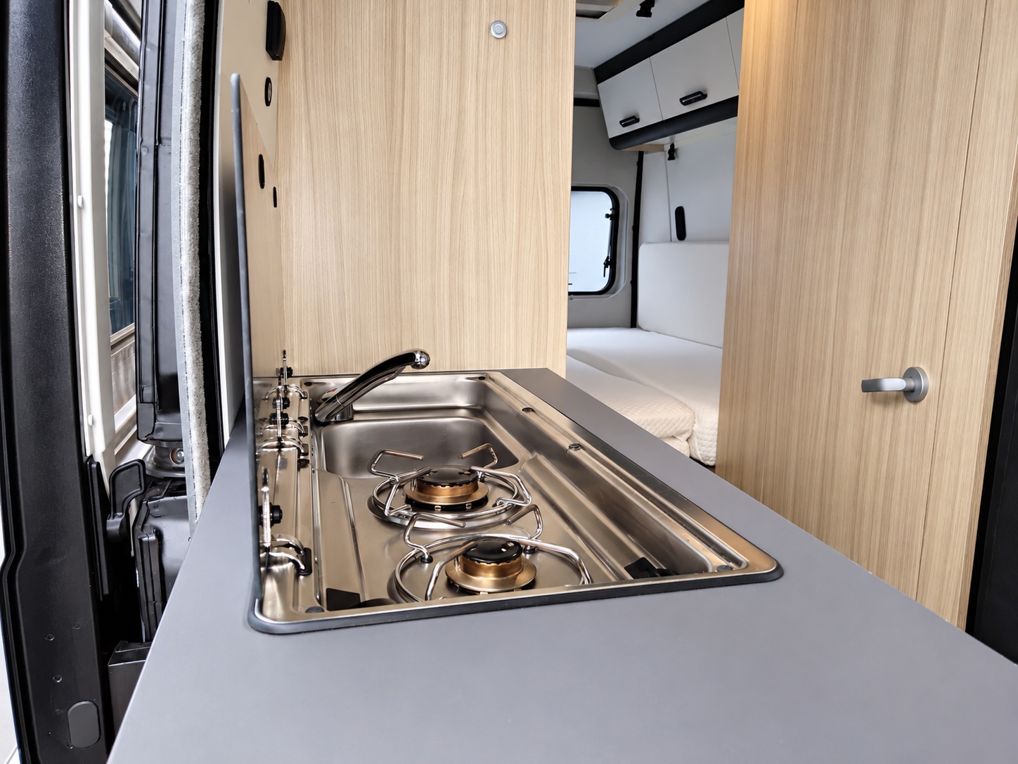 Sun Living V65 SL 2024 buscamper, interieur en achterste slaapgedeelte