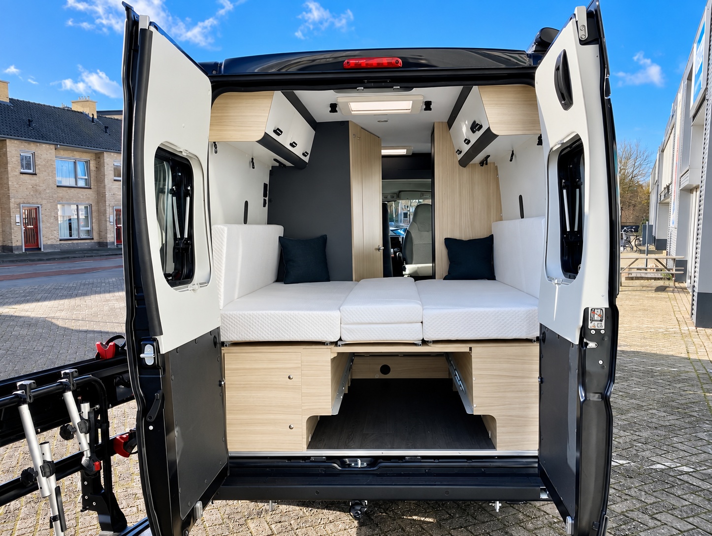 Sun Living V65 SL 2024 buscamper, ruime achterzijde met bed en opbergruimte