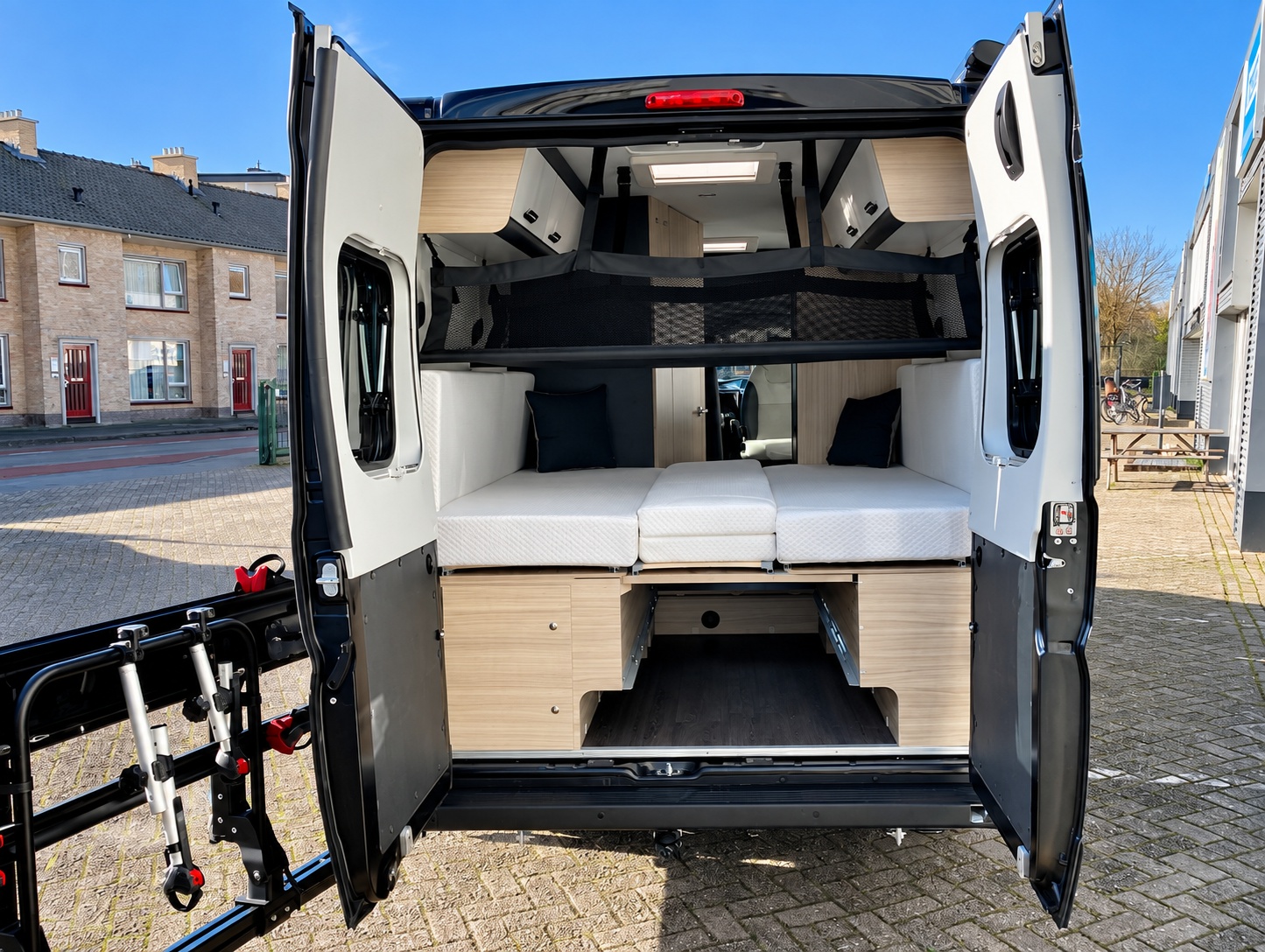Sun Living V65 SL 2024 buscamper, achterzijde met tweepersoonsbed en opbergruimte