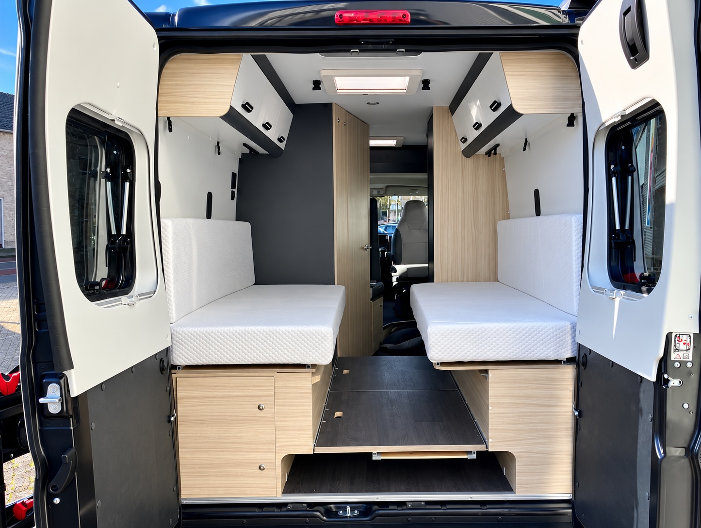 Sun Living V65 SL 2024, interieur met omgebouwd achterbed en zitgedeelte