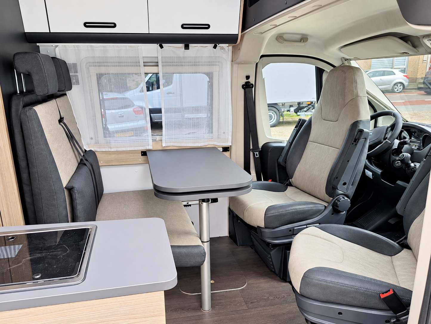 Sun Living V65 SL 2024 buscamper, ruime dinette en keukeninterieur