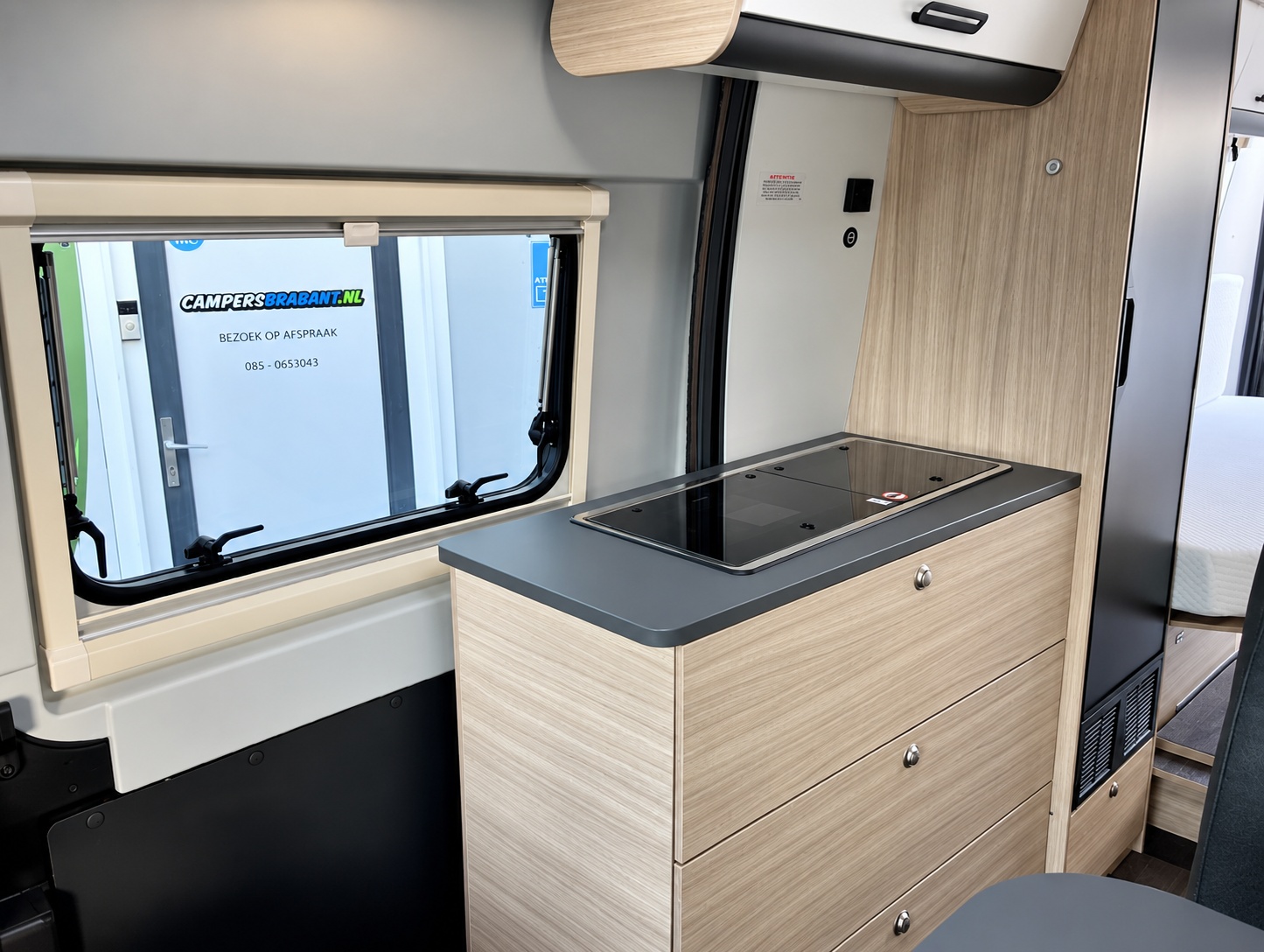 Sun Living V65 SL 2024, keuken met werkblad en opbergruimte