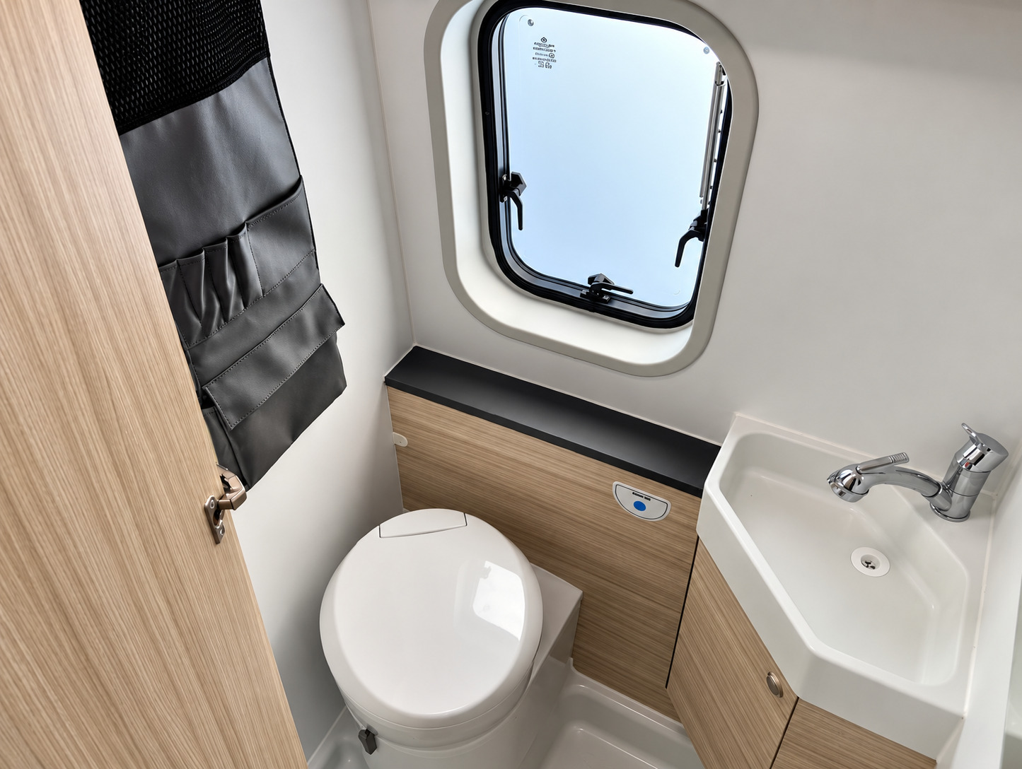 Sun Living V65 SL 2024 buscamper, badkamer met cassettetoilet en wastafel